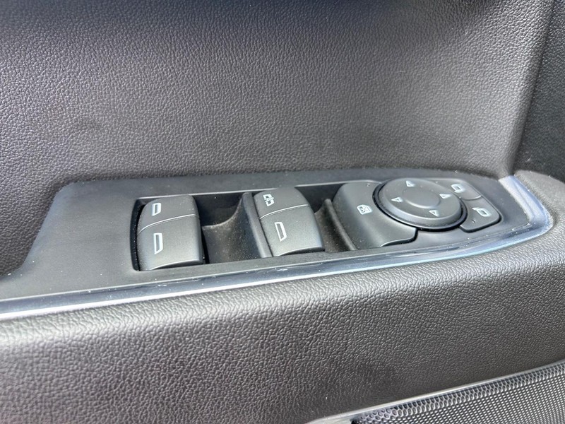 Chevrolet Silverado 1500 Vehicle Full-screen Gallery Image 17