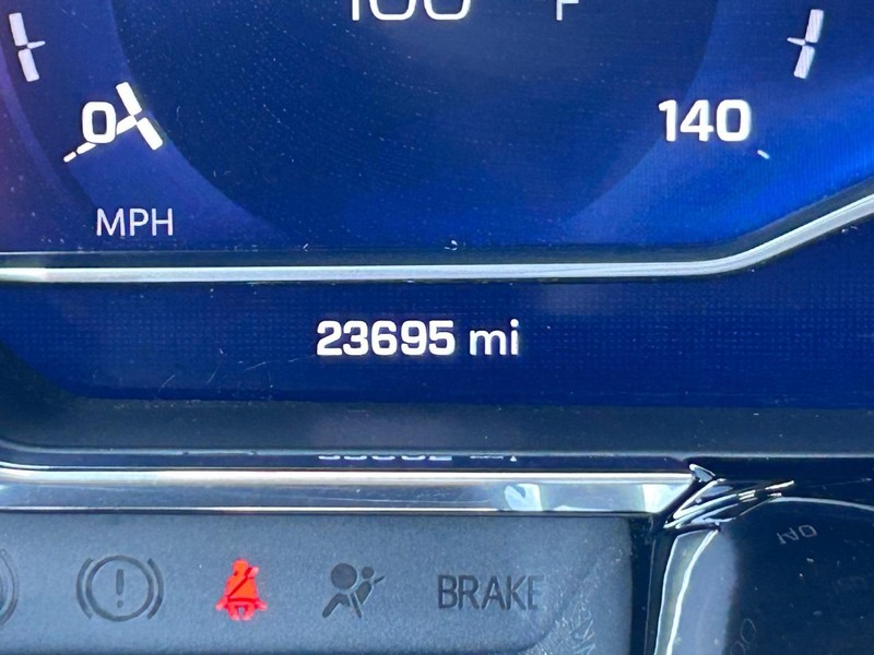 Chevrolet Silverado 1500 Vehicle Full-screen Gallery Image 19