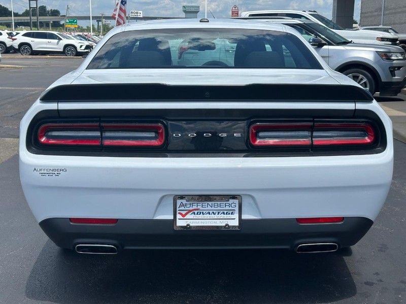 Dodge Challenger Vehicle Full-screen Gallery Image 04