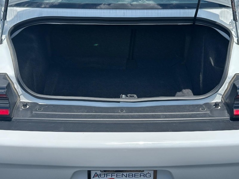 Dodge Challenger Vehicle Full-screen Gallery Image 06