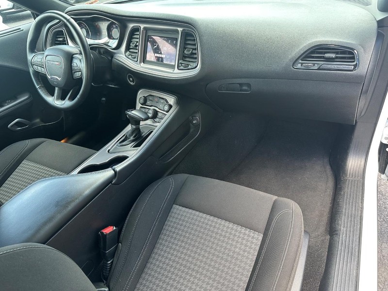 Dodge Challenger Vehicle Full-screen Gallery Image 11