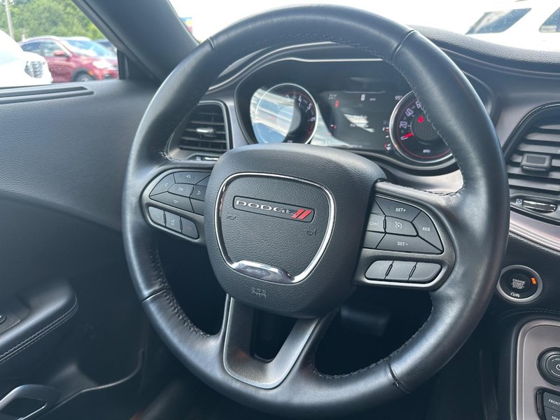 Dodge Challenger Vehicle Full-screen Gallery Image 12