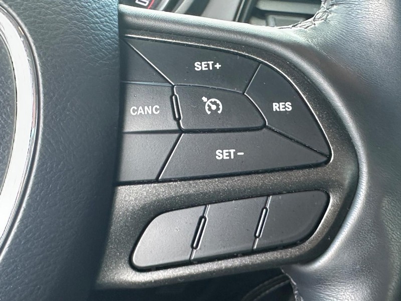 Dodge Challenger Vehicle Full-screen Gallery Image 14