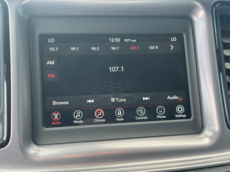 Dodge Challenger Vehicle Full-screen Gallery Image 16