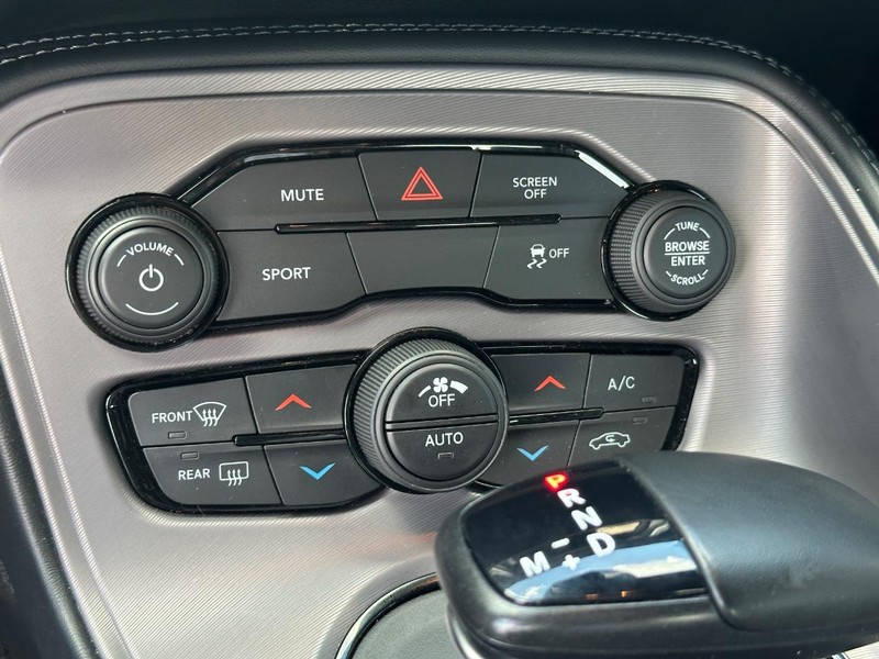 Dodge Challenger Vehicle Full-screen Gallery Image 17