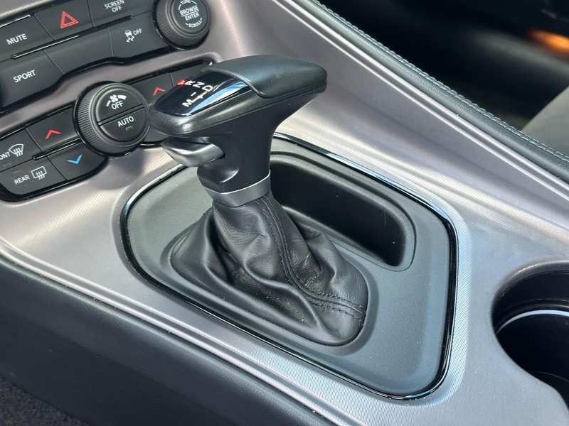 Dodge Challenger Vehicle Full-screen Gallery Image 18