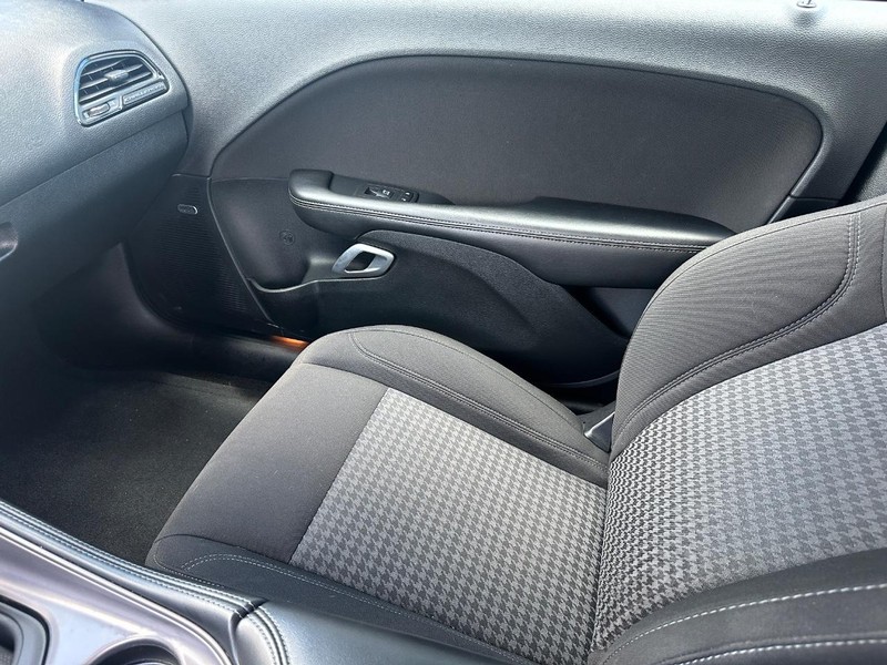 Dodge Challenger Vehicle Full-screen Gallery Image 19