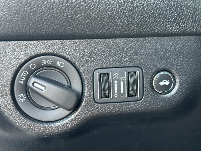 Dodge Challenger Vehicle Full-screen Gallery Image 21