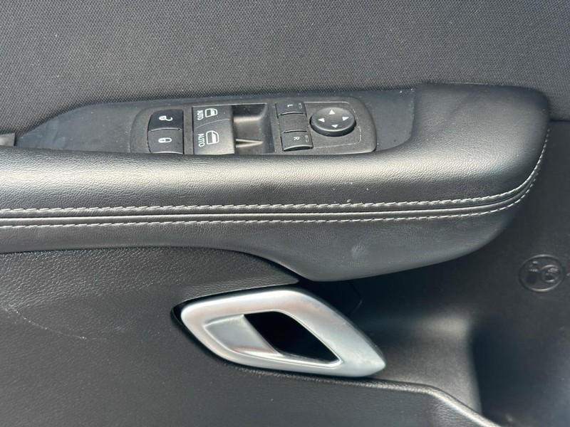 Dodge Challenger Vehicle Full-screen Gallery Image 22