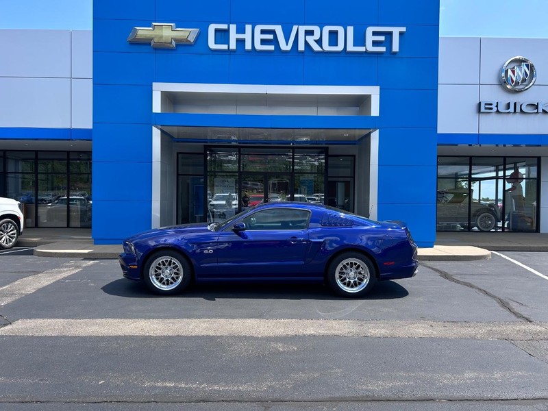 Ford Mustang Vehicle Full-screen Gallery Image 01