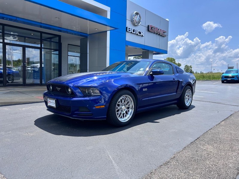 Ford Mustang Vehicle Full-screen Gallery Image 02