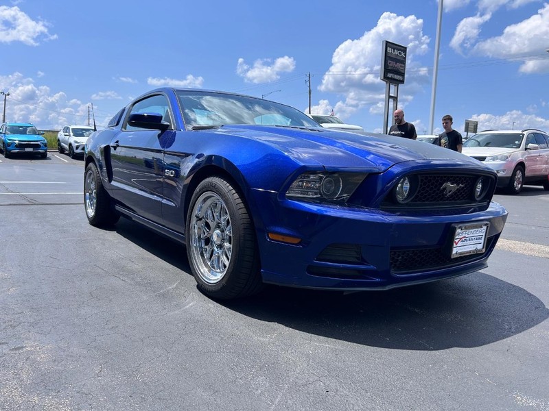 Ford Mustang Vehicle Full-screen Gallery Image 04