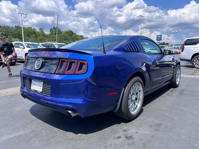 Ford Mustang Vehicle Full-screen Gallery Image 05