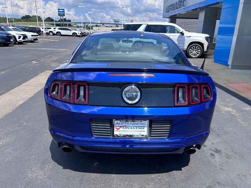 Ford Mustang Vehicle Full-screen Gallery Image 06