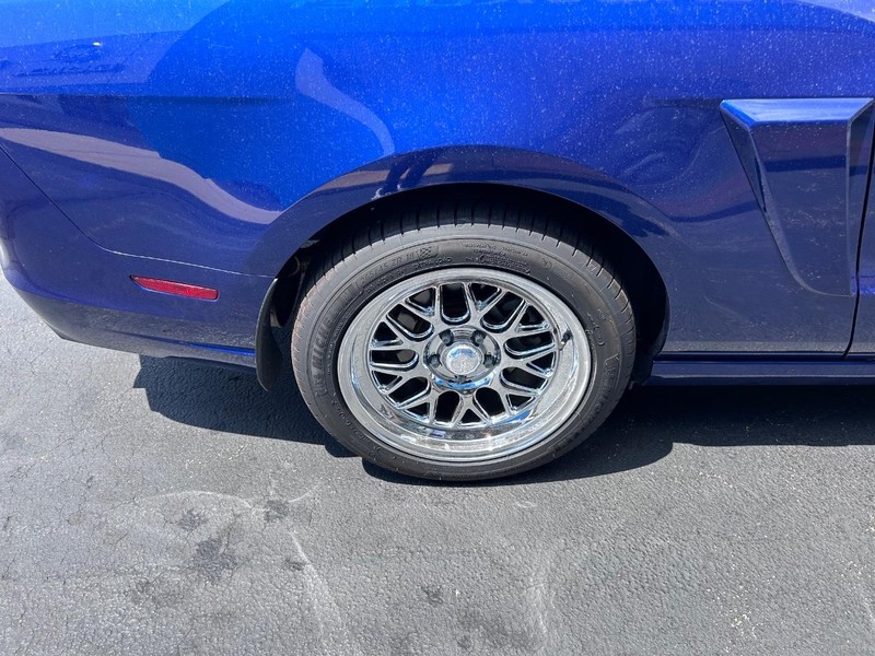 Ford Mustang Vehicle Full-screen Gallery Image 08