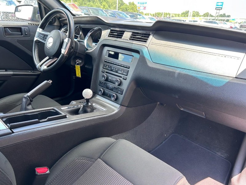 Ford Mustang Vehicle Full-screen Gallery Image 10