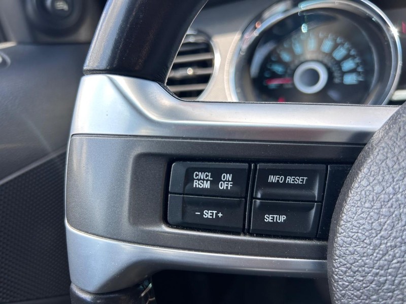 Ford Mustang Vehicle Full-screen Gallery Image 12