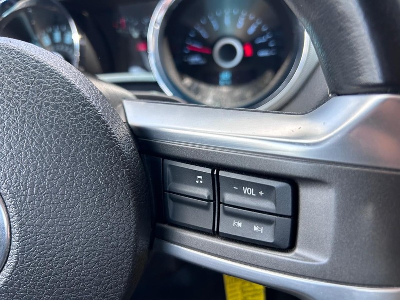 Ford Mustang Vehicle Full-screen Gallery Image 13