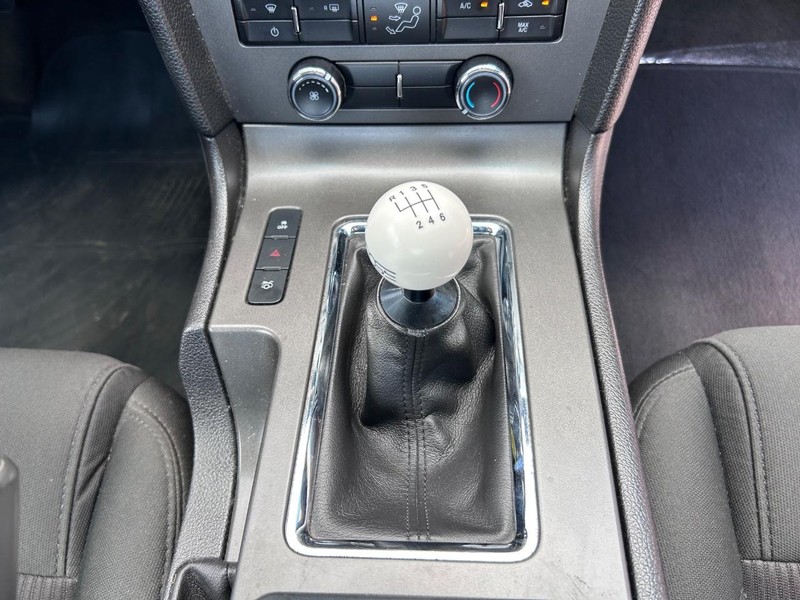 Ford Mustang Vehicle Full-screen Gallery Image 16