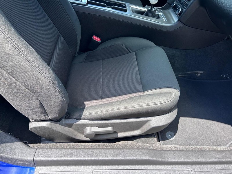 Ford Mustang Vehicle Full-screen Gallery Image 17