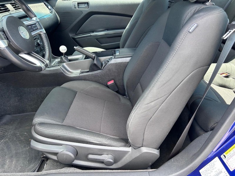 Ford Mustang Vehicle Full-screen Gallery Image 19