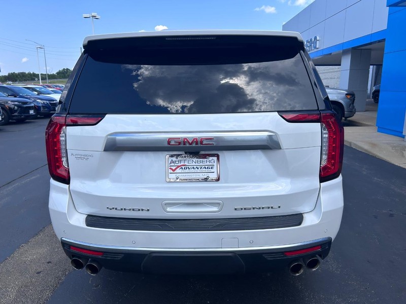 GMC Yukon Vehicle Full-screen Gallery Image 06