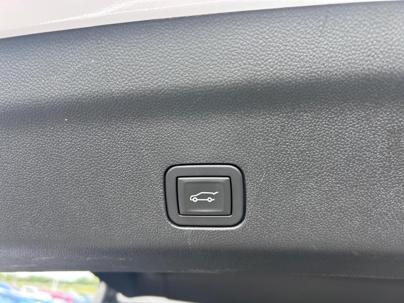 GMC Yukon Vehicle Full-screen Gallery Image 08