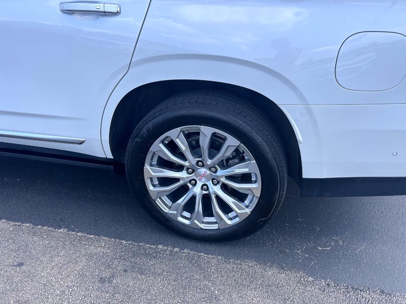 GMC Yukon Vehicle Full-screen Gallery Image 09