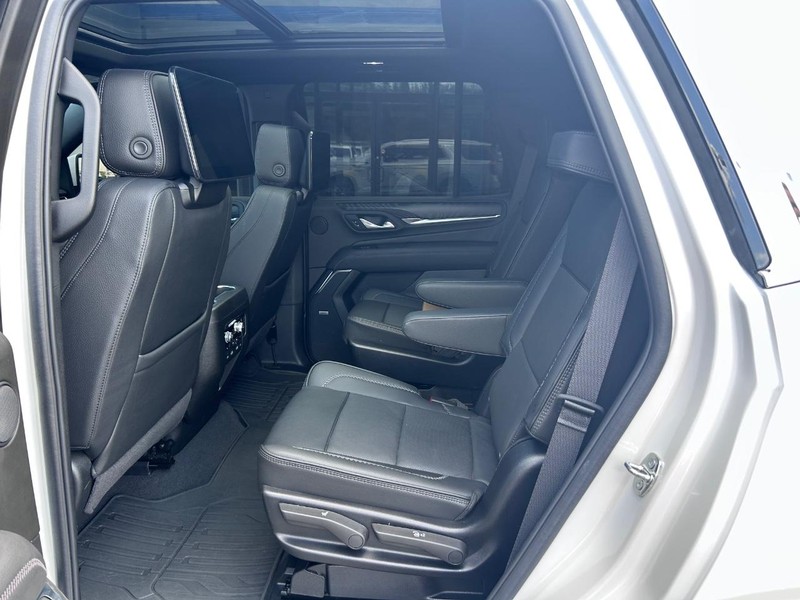 GMC Yukon Vehicle Full-screen Gallery Image 11