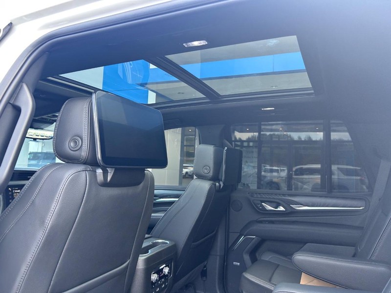 GMC Yukon Vehicle Full-screen Gallery Image 12