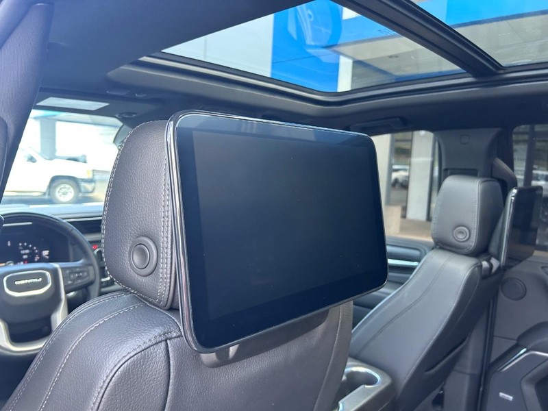 GMC Yukon Vehicle Full-screen Gallery Image 13