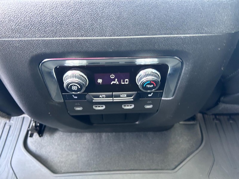 GMC Yukon Vehicle Full-screen Gallery Image 14