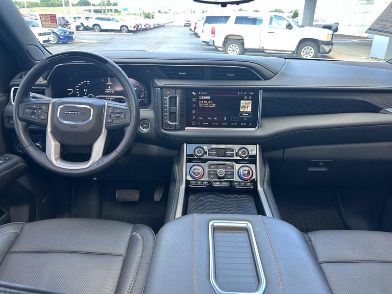 GMC Yukon Vehicle Full-screen Gallery Image 15