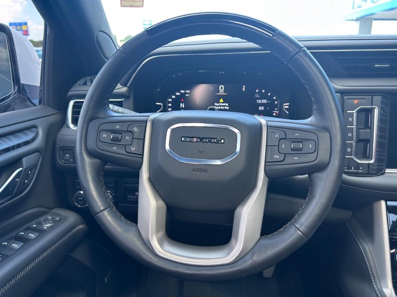 GMC Yukon Vehicle Full-screen Gallery Image 16