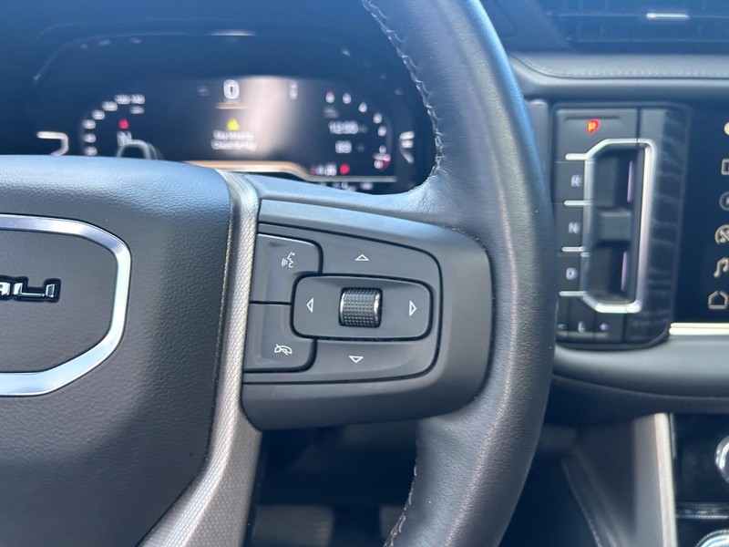 GMC Yukon Vehicle Full-screen Gallery Image 18