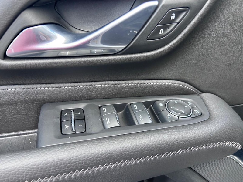 GMC Yukon Vehicle Full-screen Gallery Image 23