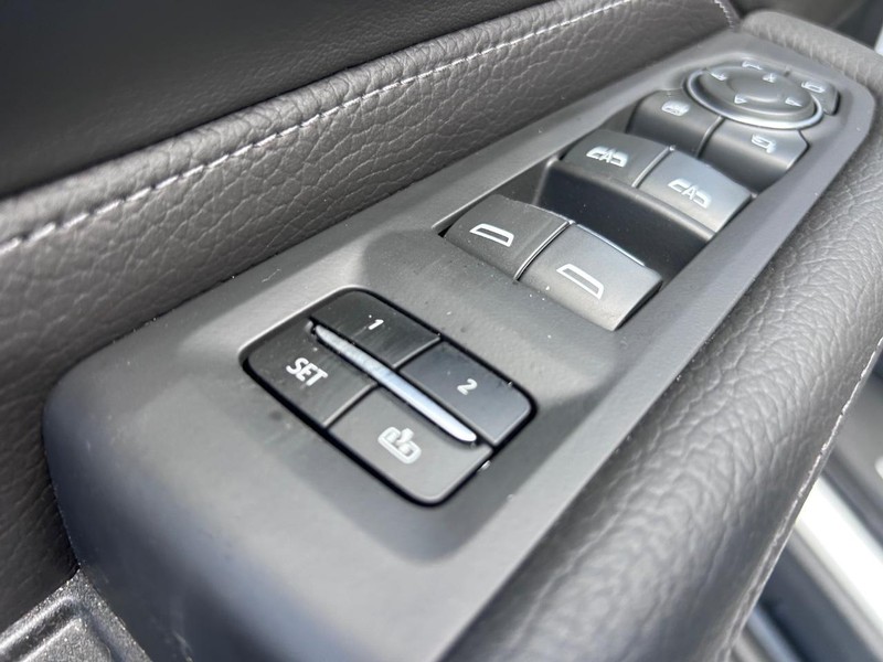 GMC Yukon Vehicle Full-screen Gallery Image 24