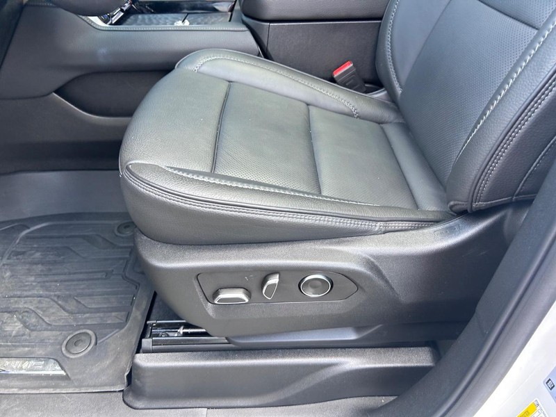 GMC Yukon Vehicle Full-screen Gallery Image 25