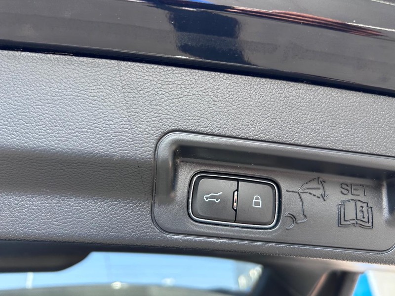 Ford Explorer Vehicle Full-screen Gallery Image 08