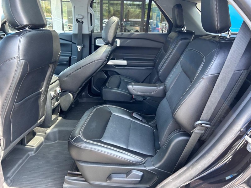 Ford Explorer Vehicle Full-screen Gallery Image 11