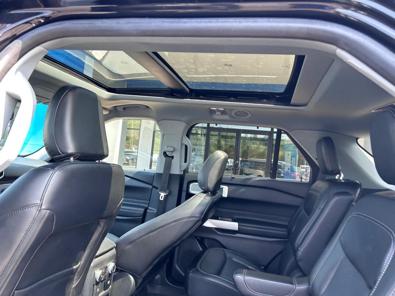 Ford Explorer Vehicle Full-screen Gallery Image 12