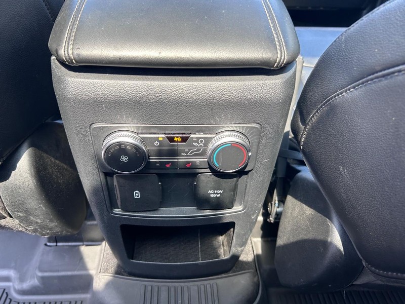 Ford Explorer Vehicle Full-screen Gallery Image 13