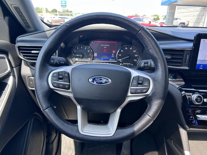 Ford Explorer Vehicle Full-screen Gallery Image 15