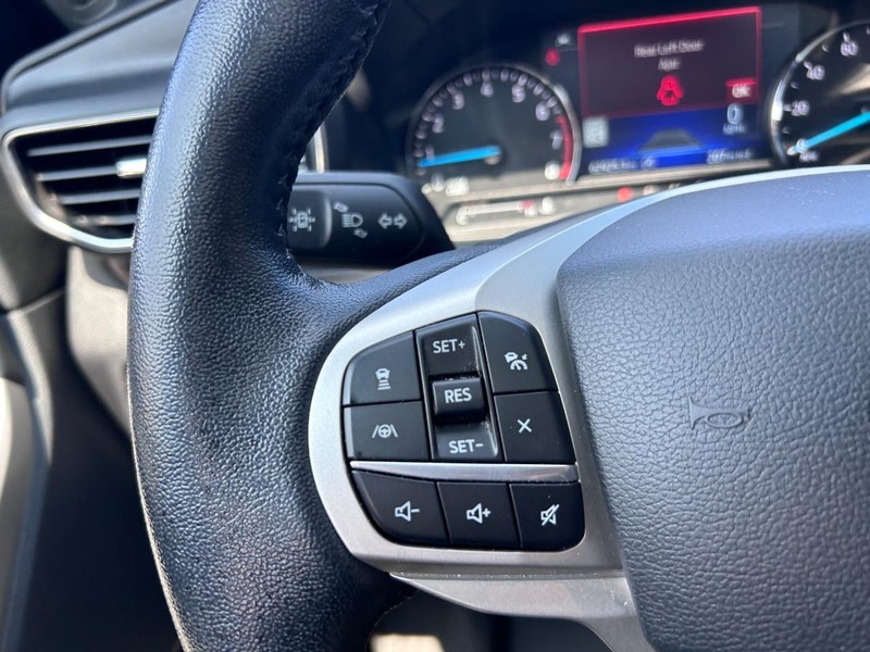 Ford Explorer Vehicle Full-screen Gallery Image 16