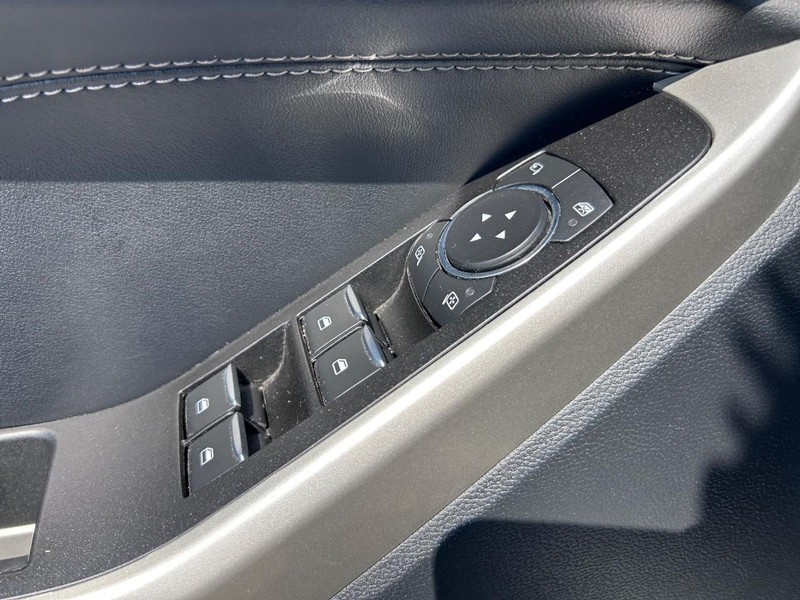 Ford Explorer Vehicle Full-screen Gallery Image 22