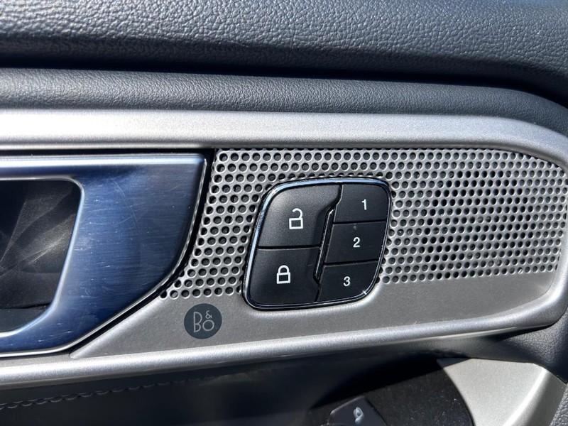 Ford Explorer Vehicle Full-screen Gallery Image 23