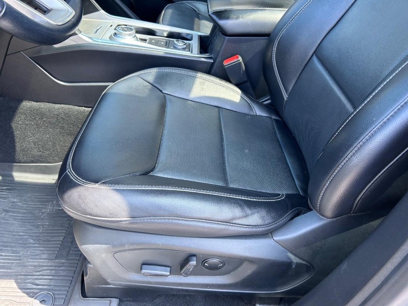 Ford Explorer Vehicle Full-screen Gallery Image 24