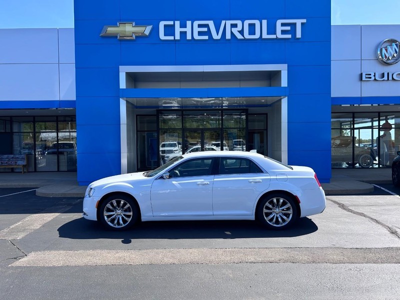 Chrysler 300 Vehicle Full-screen Gallery Image 01