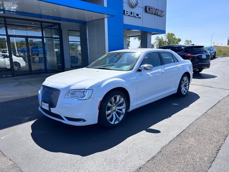 Chrysler 300 Vehicle Full-screen Gallery Image 02