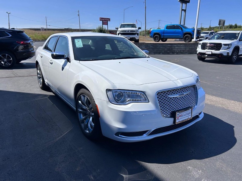 Chrysler 300 Vehicle Full-screen Gallery Image 04